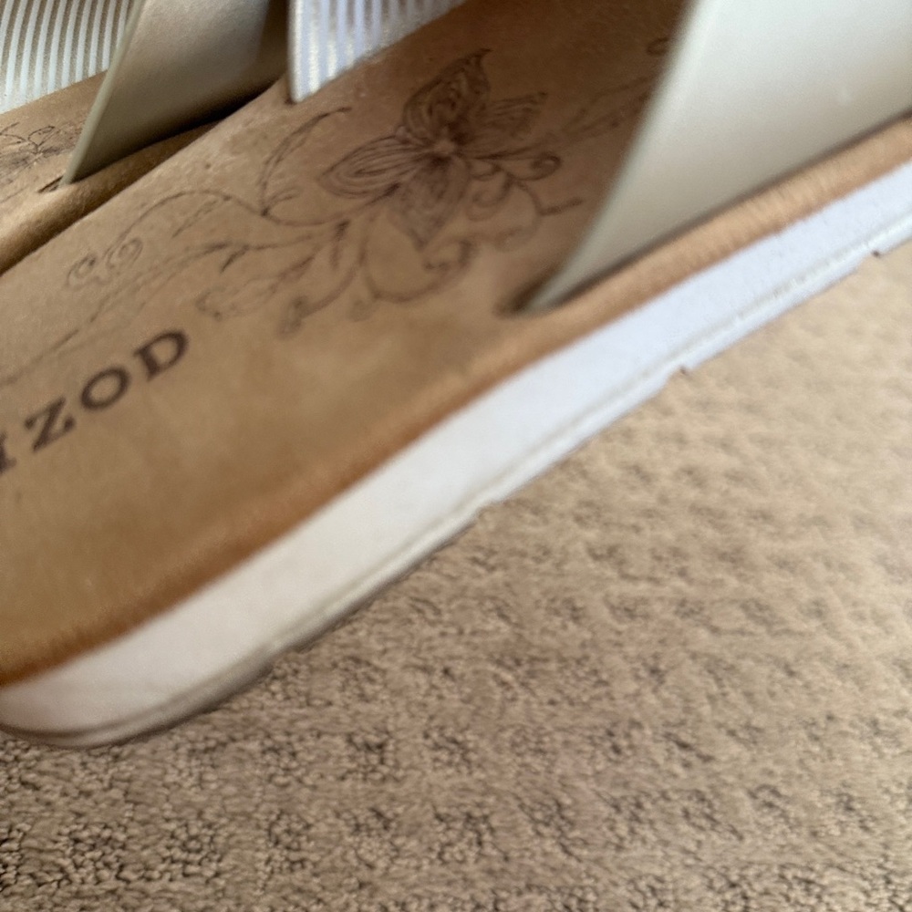 IZOD comfort plush cushioned gold metallic snd white Slide Sandals women’s Sz 8 - Picture 4 of 9